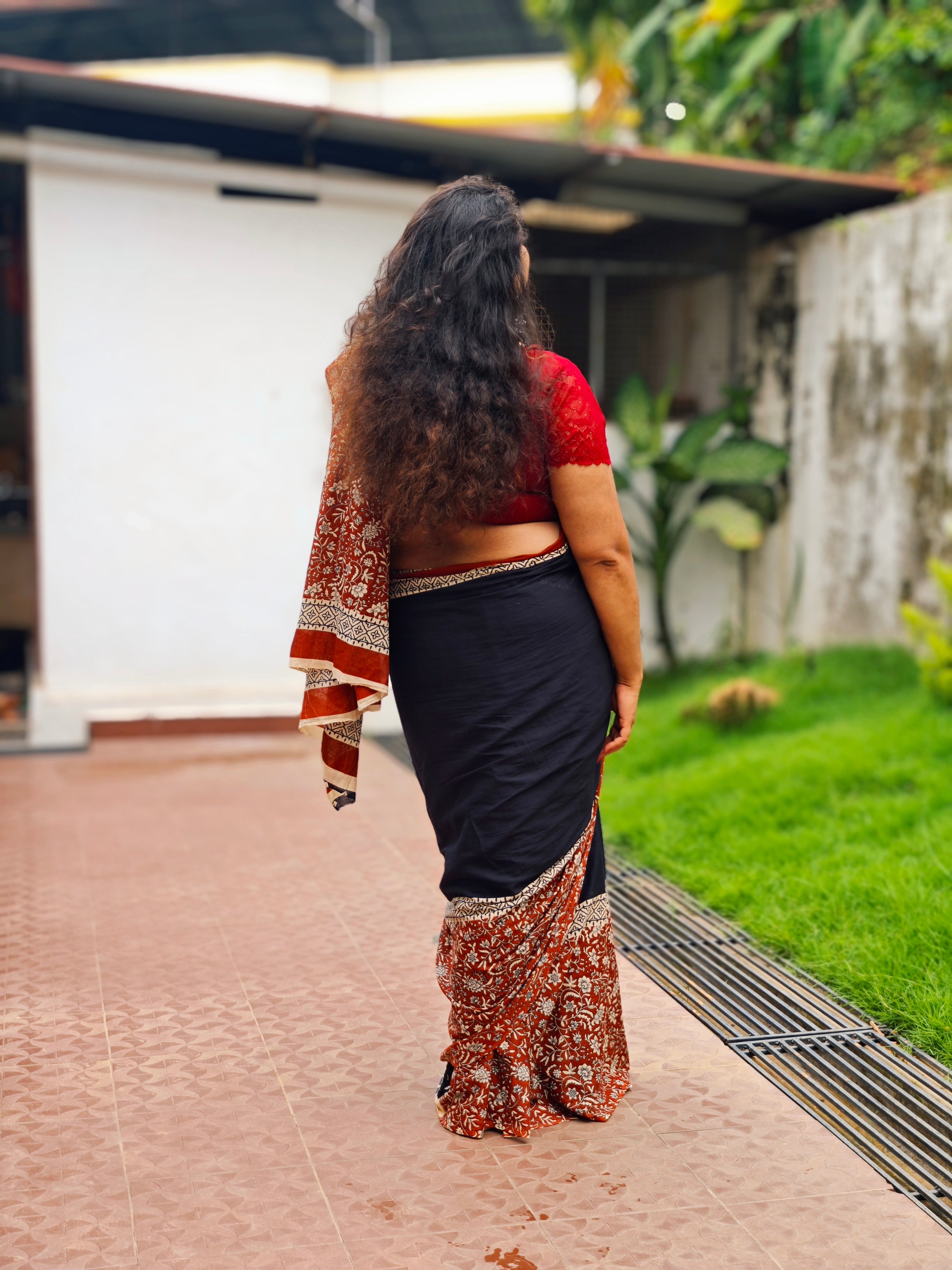 Black Floral Mulmul Saree – Soft, Elegant & Effortless 🖤